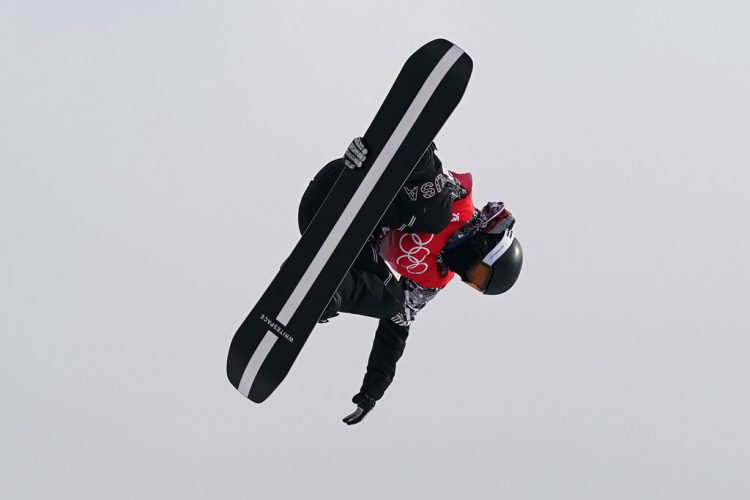 After a fall, Shaun White stomps his way into Olympic final